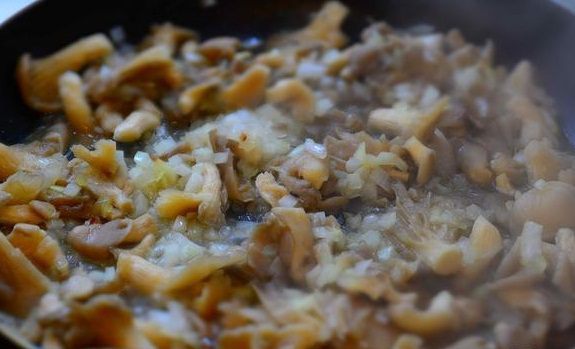Жульен с вешенками и баклажанами
