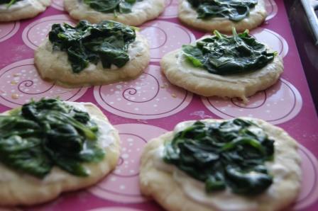 Мини-пироги из творожного теста со шпинатом