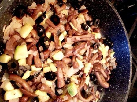 Пирог с опятами и оливками