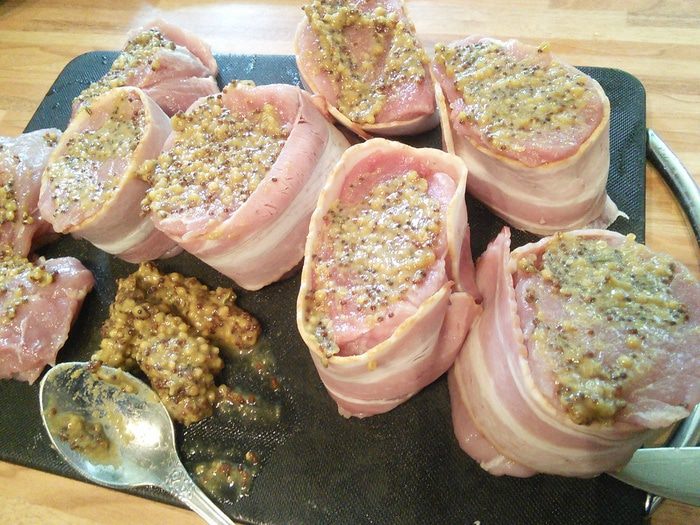 Свиные медальоны под сырным соусом