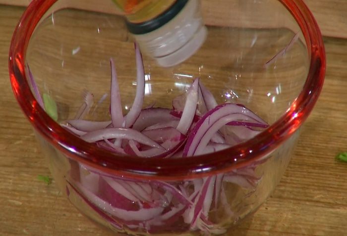 Хрустящие драники с помидорами и маринованным луком 
