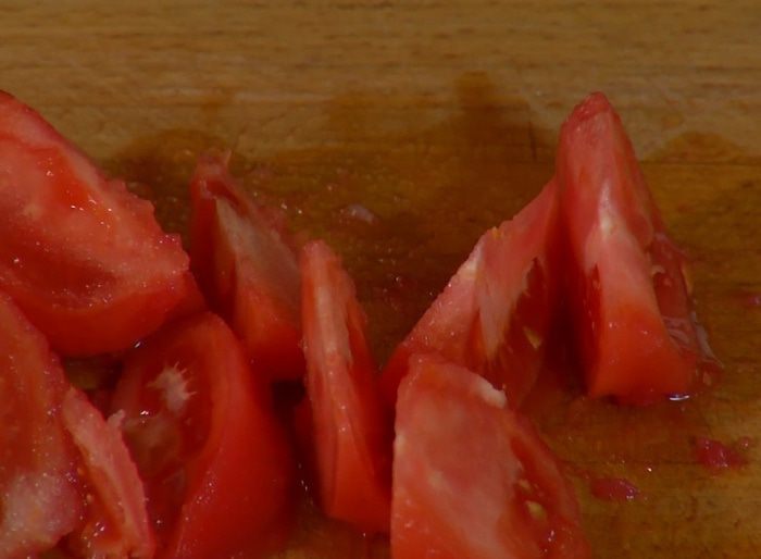 Пенне с помидорами, чили и соусом из анчоусов 