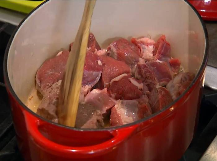 Томленая ягнятина с лимонным соусом