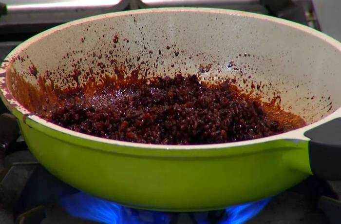 Салат с вишней, шпинатом и черным рисом