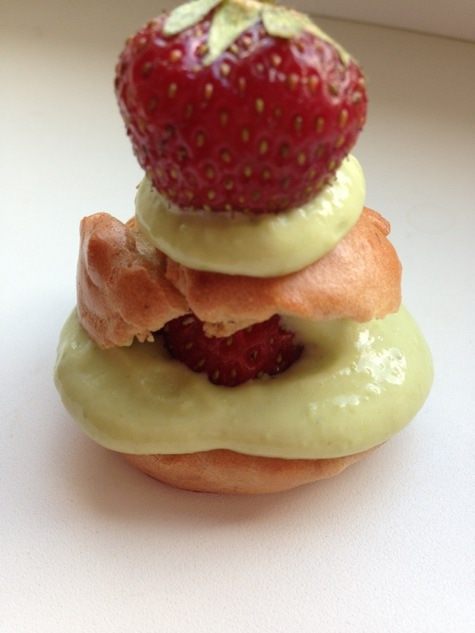 Клубничные профитроли с творожно-базиликовым кремом