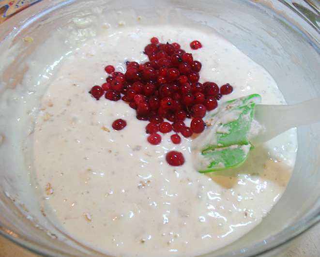 Воздушные кексы со смородиной