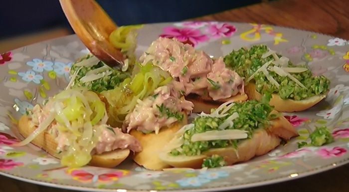 Кростини с тунцом и луком-пореем