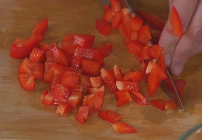 Рисовый салат с курицей, ананасом и сладким перцем 