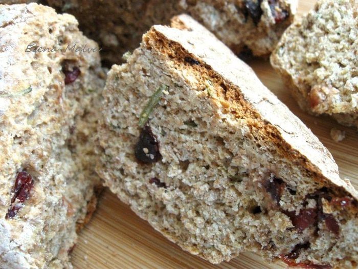 Ирландский содовый хлеб с розмарином и клюквой                 