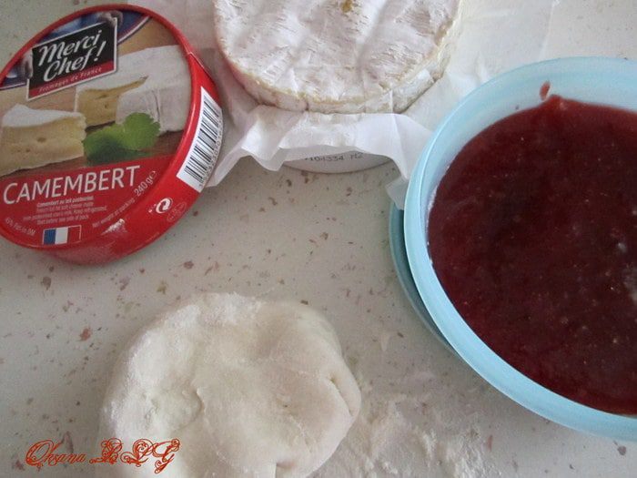 Камамбер с клубничным джемом