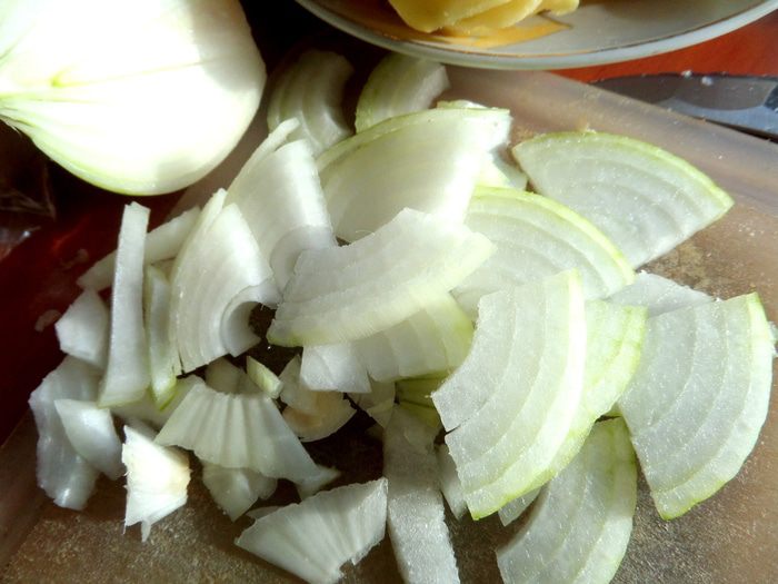 Золотистый заливной пирог с рыбой