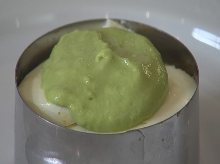 Овощные башенки с моцареллой и соусом из авокадо 