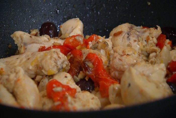 Куриное филе с миндалем, семечками и сладким перцем