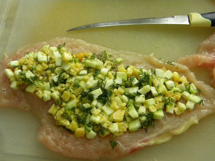 Куриные рулетики с яйцом и зеленью