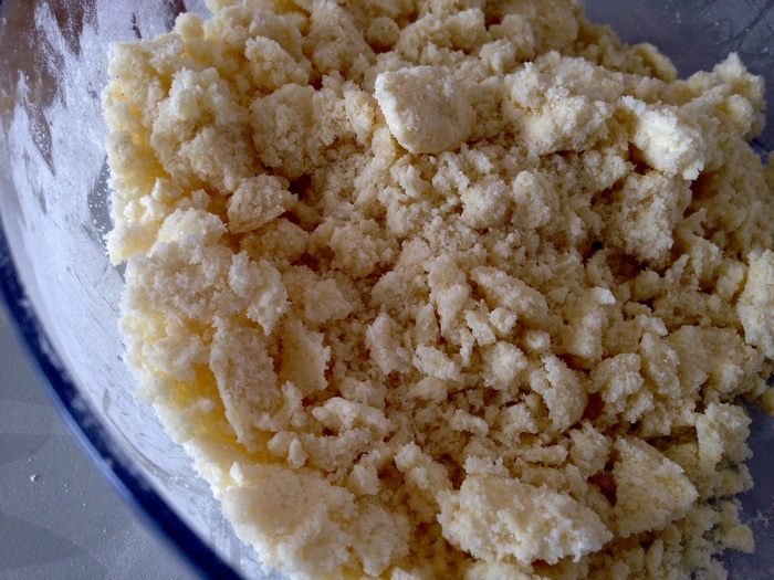 Творожные ватрушки с клубникой и штрейзелем