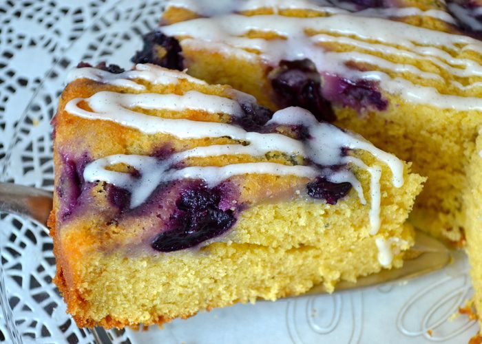 Виноградный пирог к чаю, покрытый ванильной глазурью