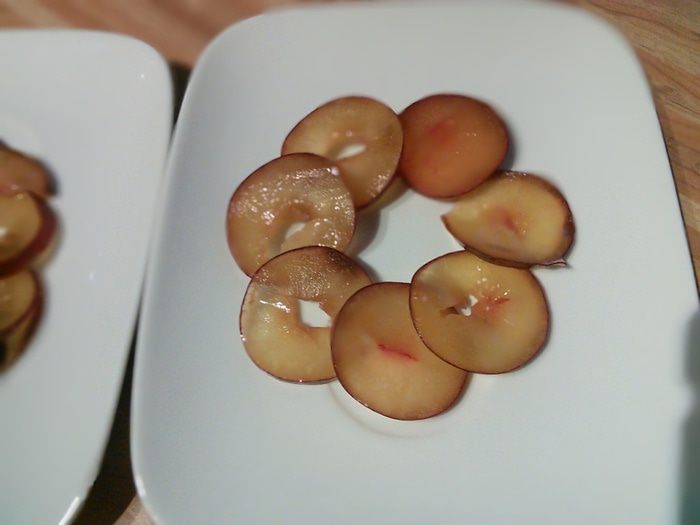 Козий сыр, запечённый под ореховой корочкой на сливовом карпаччо 