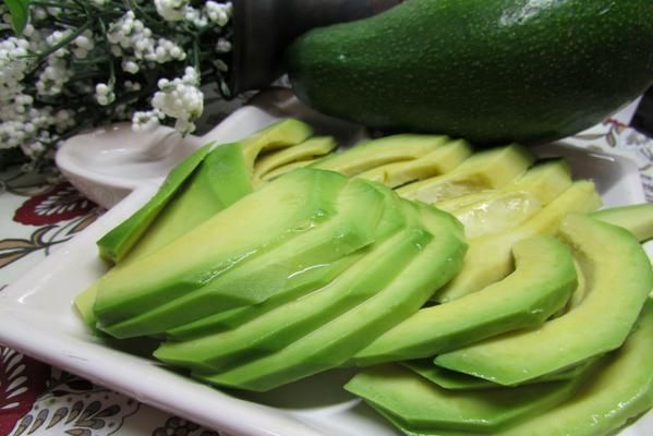 Зеленый салат с авокадо