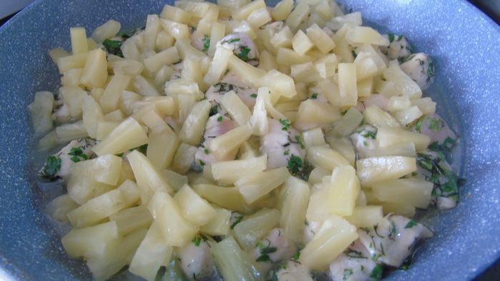 Курица с ананасами
