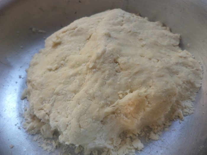 Киш с шампиньонами, луком-пореем и помидорами