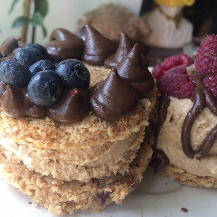 Имбирные сэндвичи с кокосово-чайным мороженным