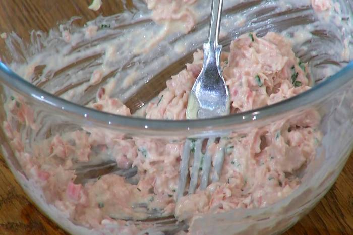 Брускетты с тунцом, анчоусами и яйцами пашот