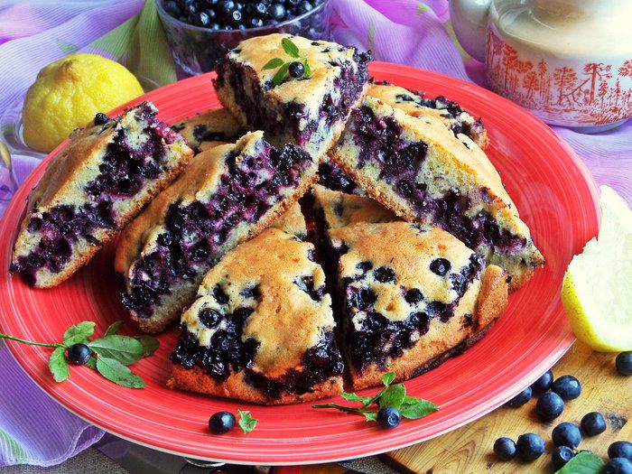 Пирог бисквитный с черникой