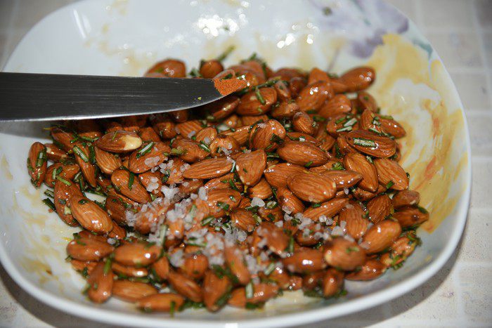 Миндаль в меду с морской солью