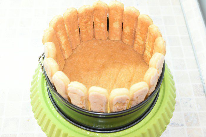 Шарлотта с манго