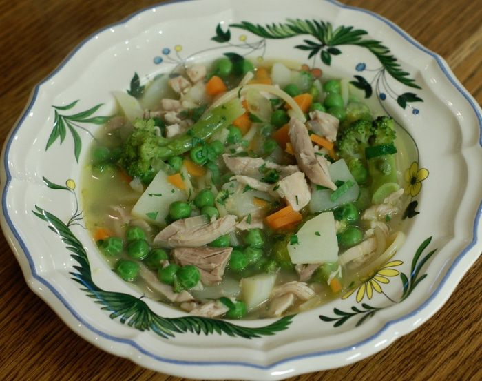 Уютный куриный суп с овощами и спагетти