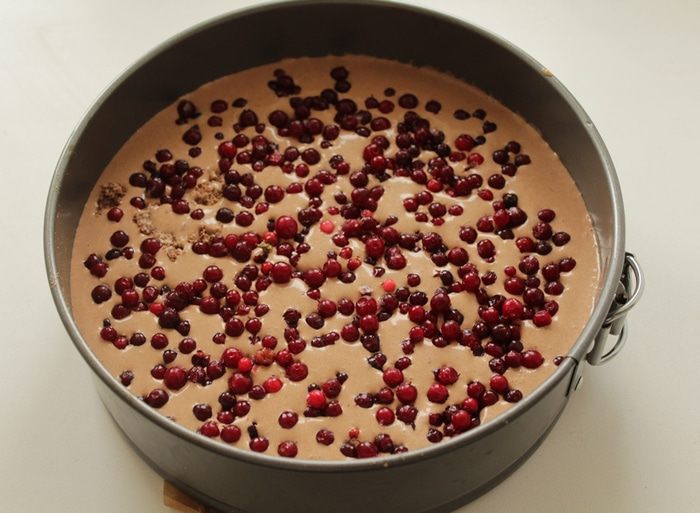 Шоколадно-творожный пирог с брусникой