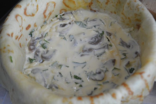 Блинный пирог с грибами и сыром