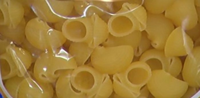 Салат из макарон с брокколи, фетой и беконом 