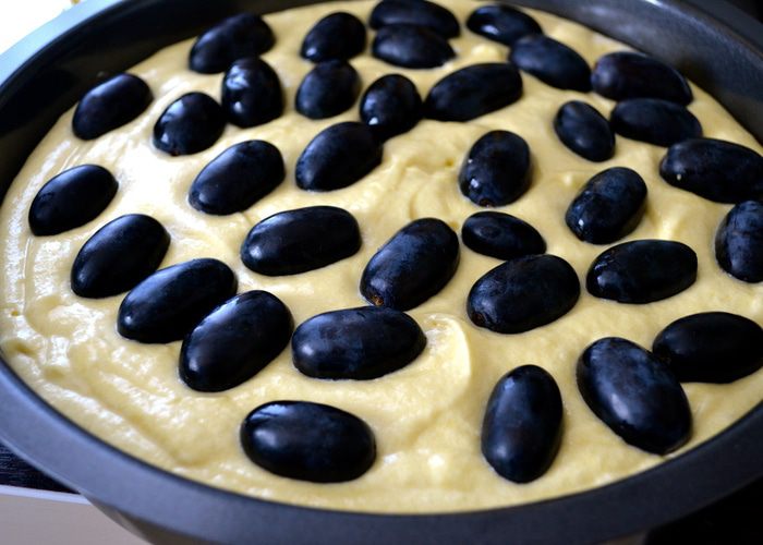 Виноградный пирог к чаю, покрытый ванильной глазурью