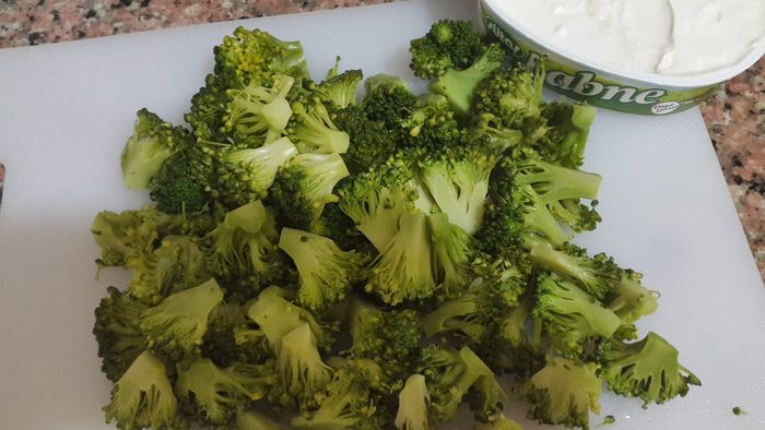 Курица с брокколи и сельдереем в соусе из лабне