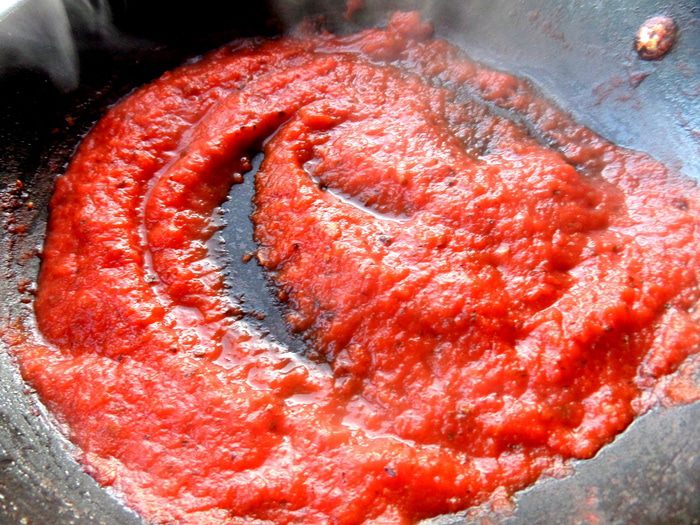 Сырная закуска-шарики в томатном соусе