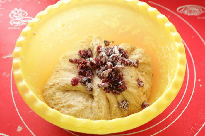 Гугельхопф с джемом, миндалем и клюквой