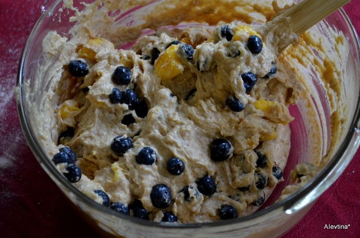 Кекс с персиками и голубикой