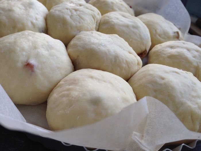 Сдобные булочки с изюмом