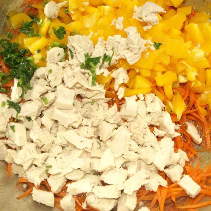 Салат из острой моркови с куриной грудкой и сладким перцем