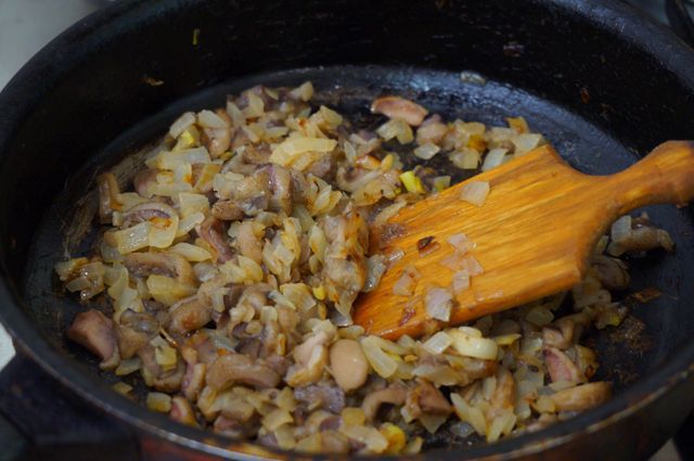 Слоеный салат с курицей и орехами