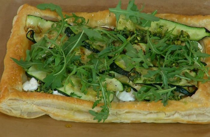 Открытый пирог с цукини и козьим сыром 