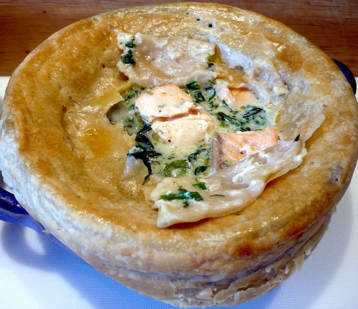 Похлебка с семгой и шпинатом под домашним слоеным тестом &amp;quot;Очарована, околдована&amp;quot;