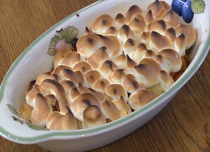 Яблочные дольки под белковым кремом