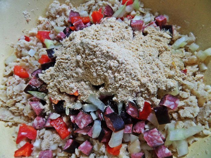 Фасолевые котлетки с колбасками