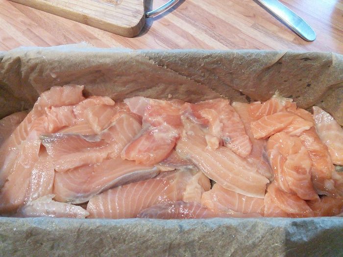 Запеканка из лосося с кабачком и пореем