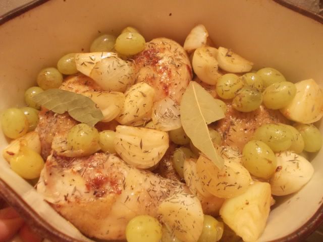 Курица с виноградом и луком