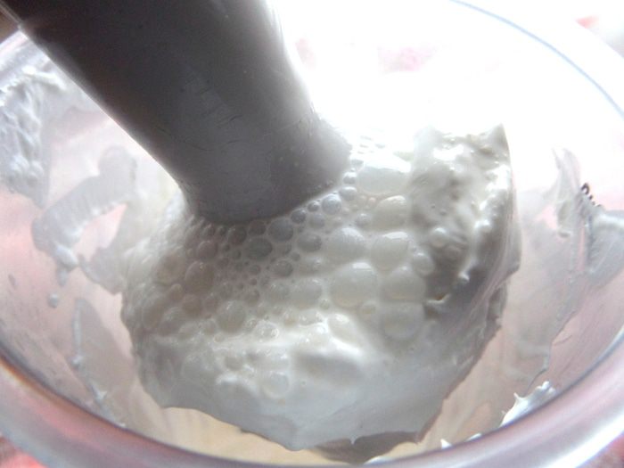 Карамельный кофе под сливочной шапочкой