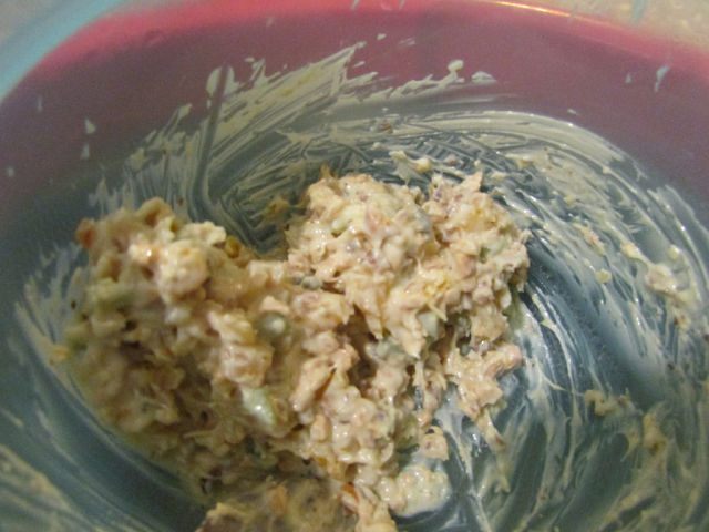 Конфеты из белого шоколада с орешками и цукатами