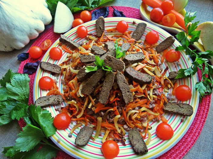 Печенка с овощами и гречкой